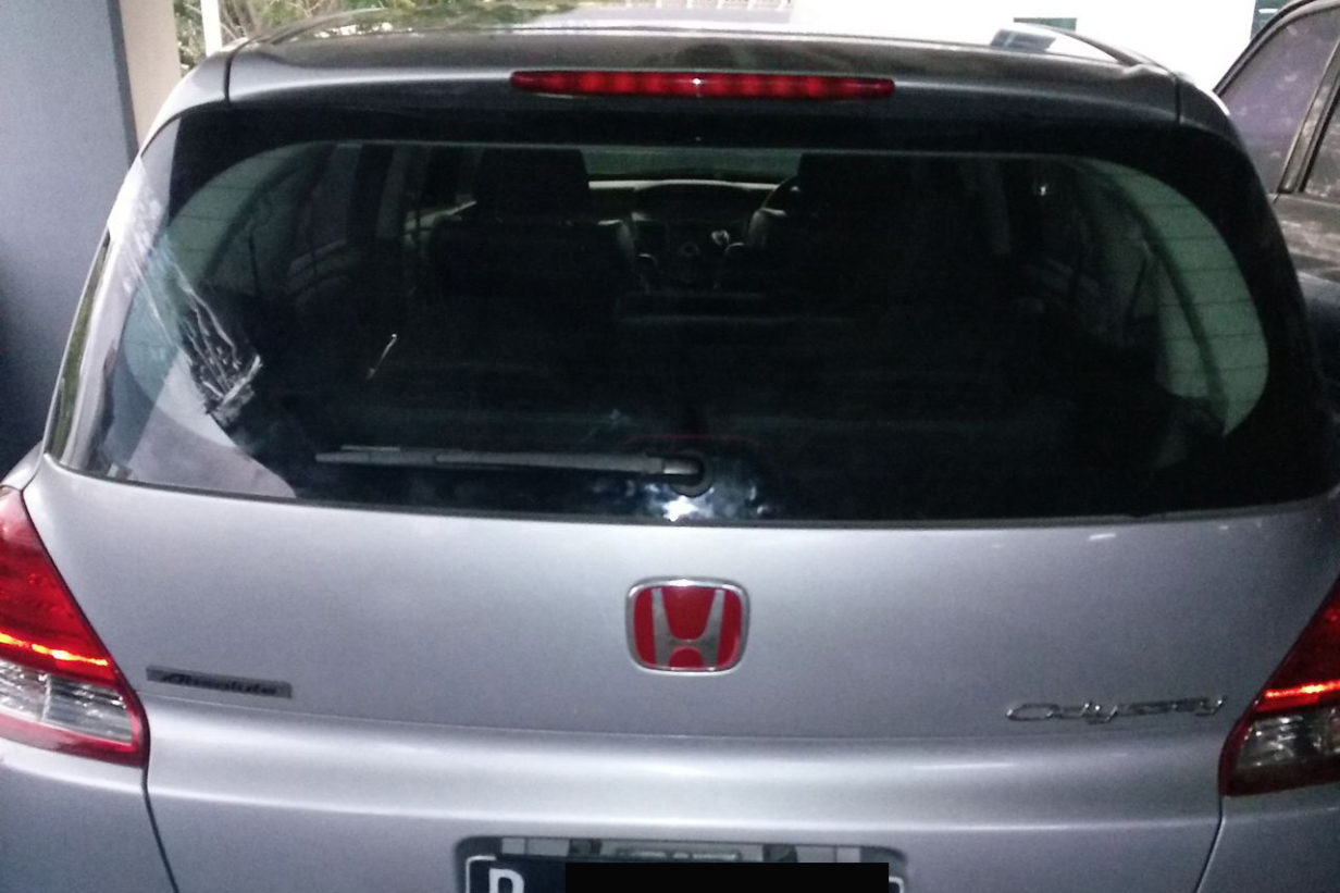 Pemasangan kaca mobil belakang Honda Odyssey Absolute RB1